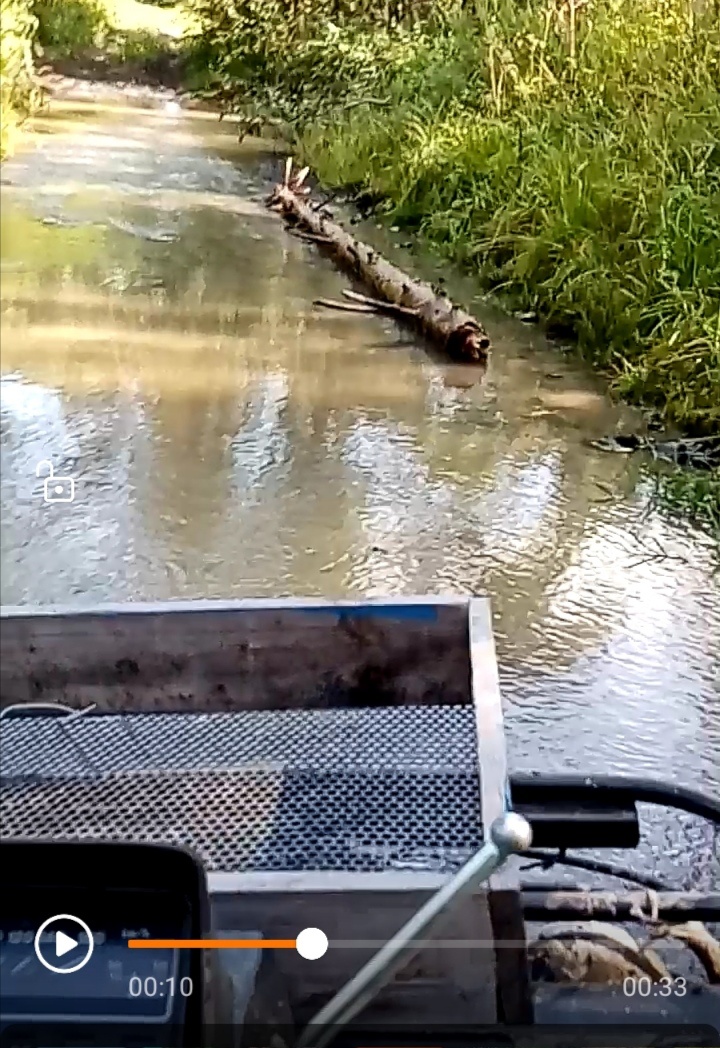 Переправляемся через небольшую речку.