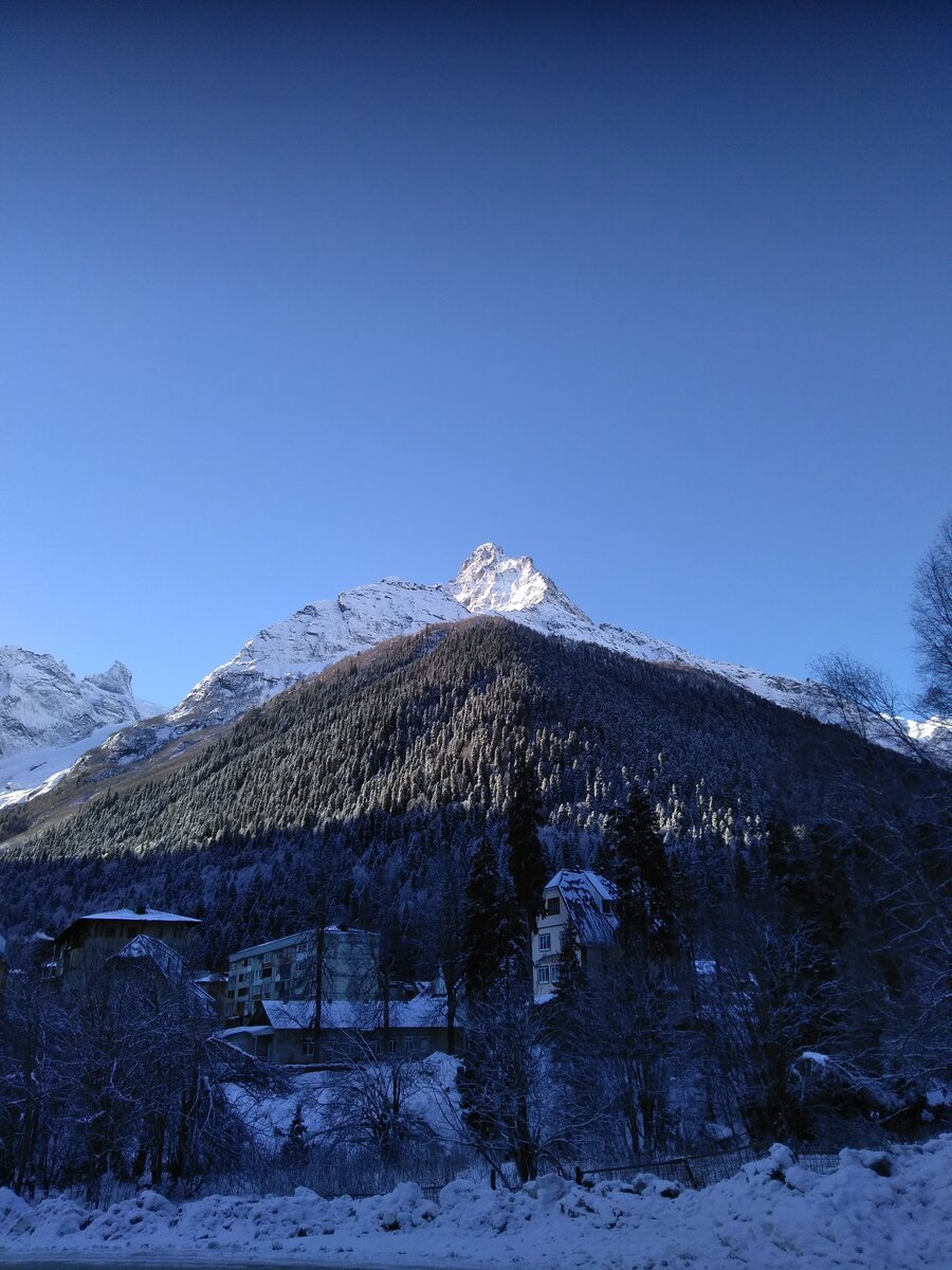 Вот такое доброе утро. Каждое утро, если ясная погода, в первую очередь солнце освещает вершину.