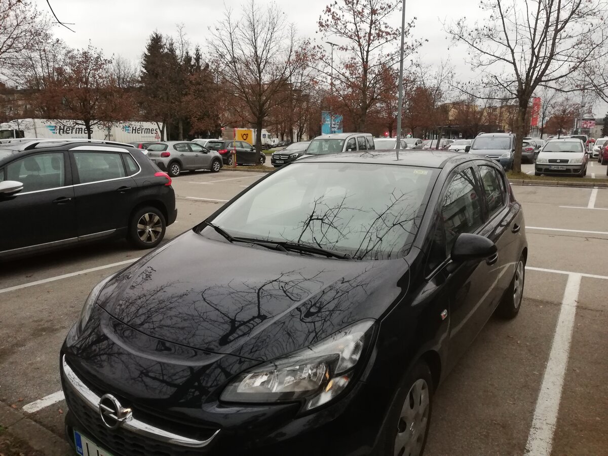 Вот на таком автомобиле я рассекала по Словении