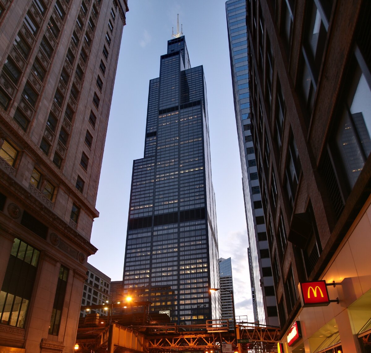© Daniel Schwen / CC BY-SA 3.0 (Willis Tower - небоскреб №1 в 1974 г, фото 2009 г.)