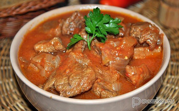 По этому рецепту вы сможете приготовить вкуснейшее блюдо – гуляш из говядины с подливкой на обед или ужин для всей семьи. 
Гуляшом у нас, в отличие от родины этого блюда, где оно является супом, считается второе блюдо. Суп оно напоминает, разве что, из-за большого количества соуса – неотъемлемой составляющей блюда.

Гуляш, который мы предлагаем приготовить по этому рецепту – знаком многим с детства, именно так его готовили бабушки и мамы многих из нас в советское время. Получается очень вкусно!