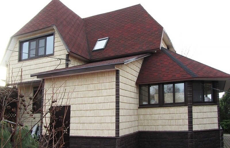 Дом с отделкой  фасадными панелями Т-сайдинг