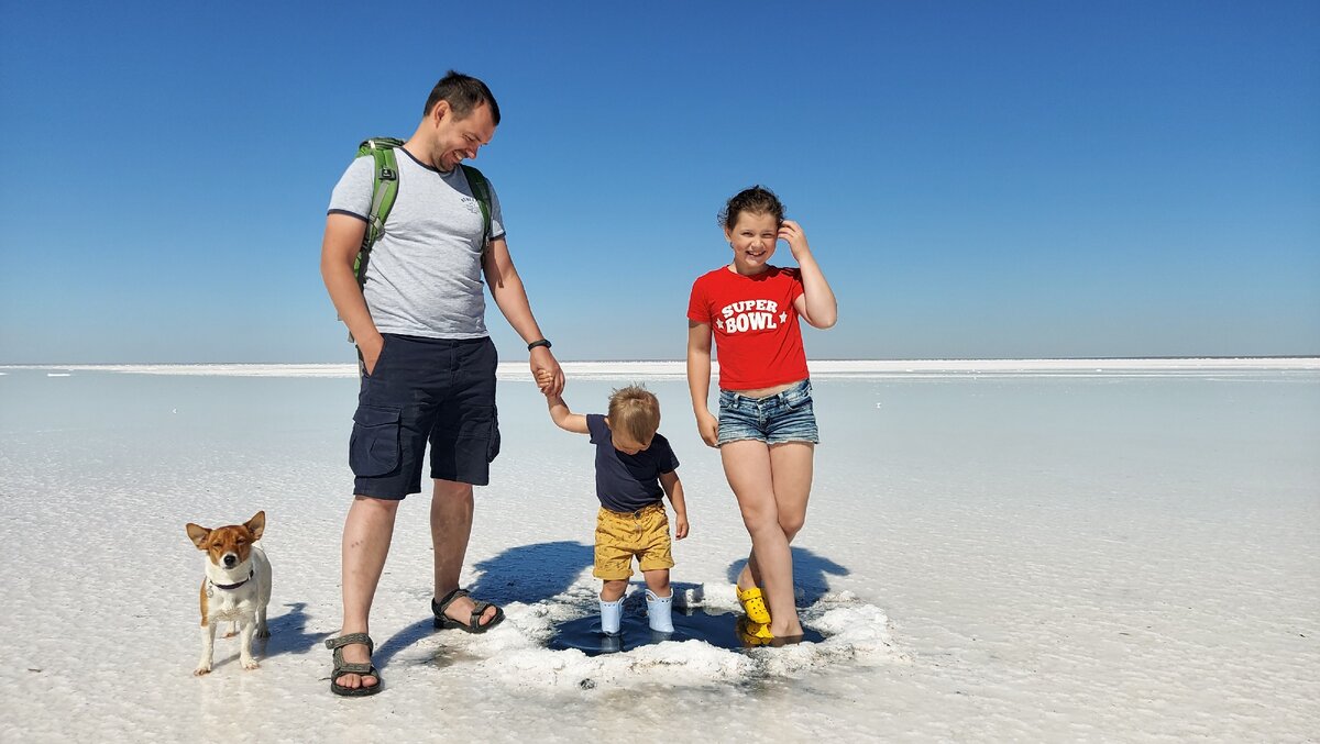 Эльтон - крупнейшее минеральное (соленое) озеро Европы. Находится в Волгоградской области Палассовского района, на границе с Казахстаном. 332 км. от Волгограда.