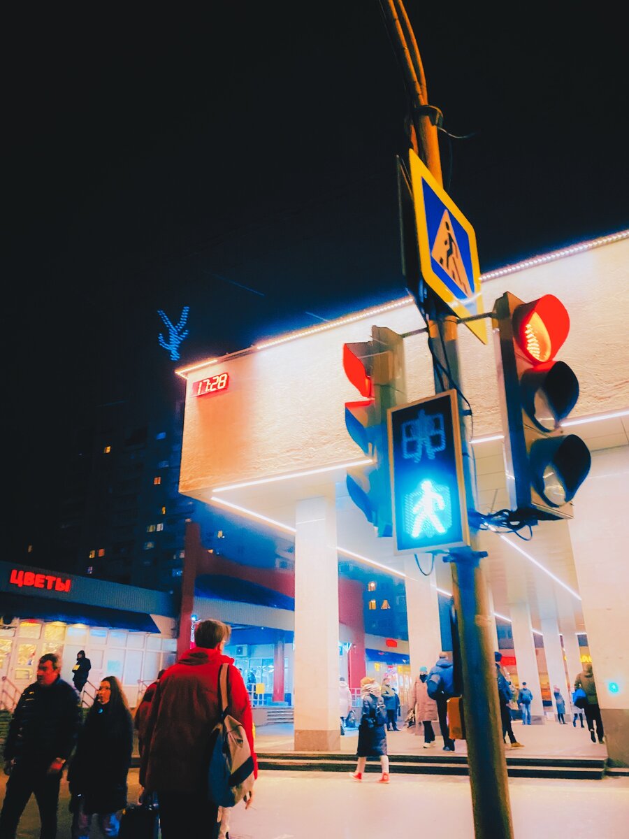 Пешеходный переход м. Медведково. Экспериментировал с фильтрами и их производными цветами от различных моб. приложений