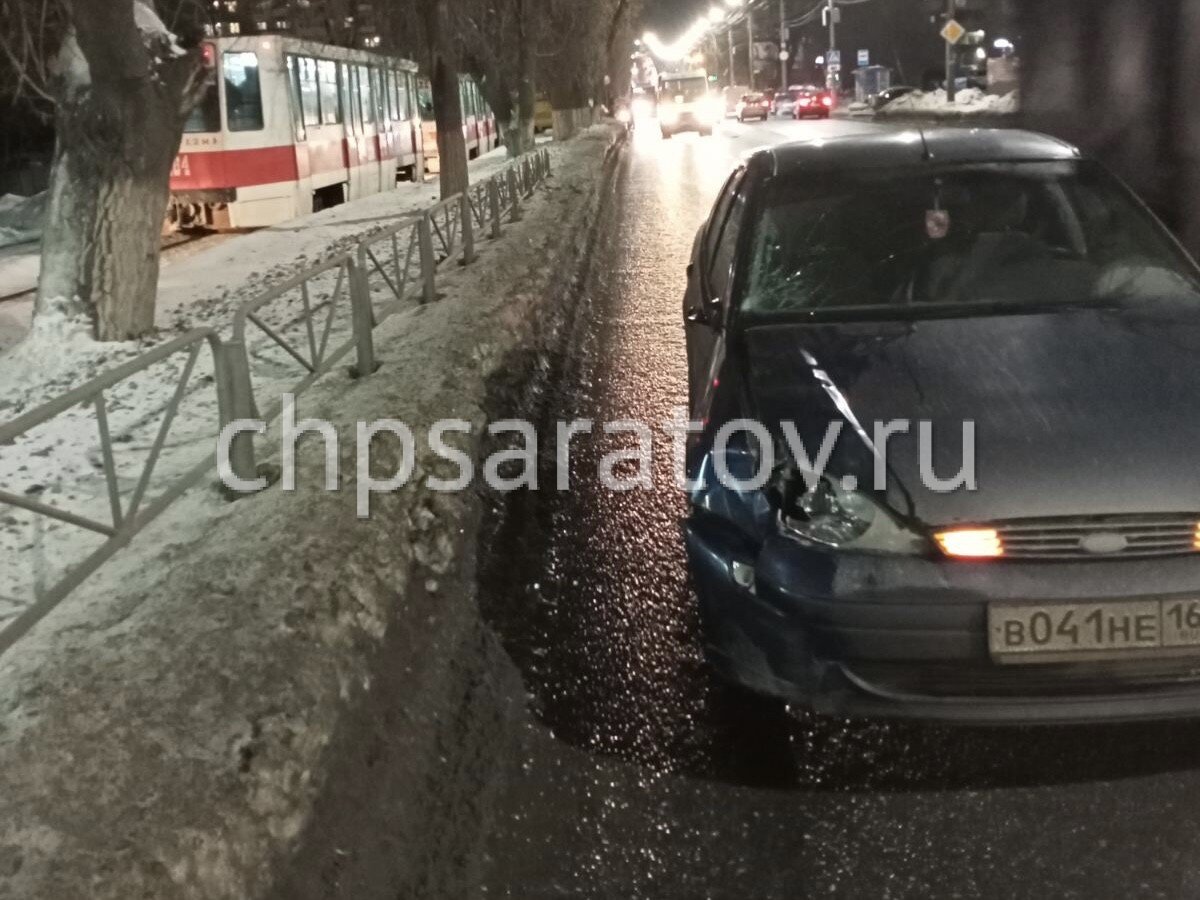 На месте работают сотрудники ДПС, медики центра медицины катастроф, так же на месте находится Начальник отделения пропаганды Госавтоинспекции города.