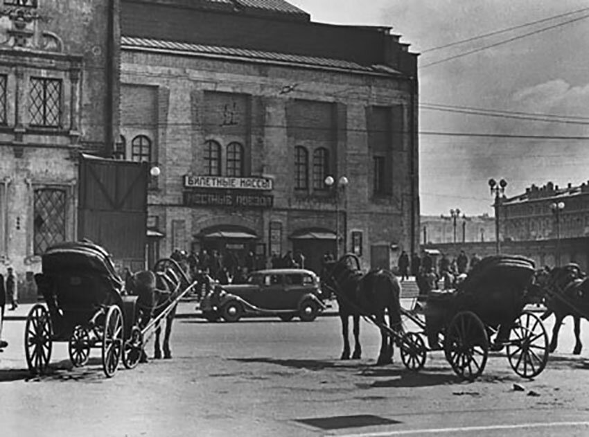 Пролетка остановилась