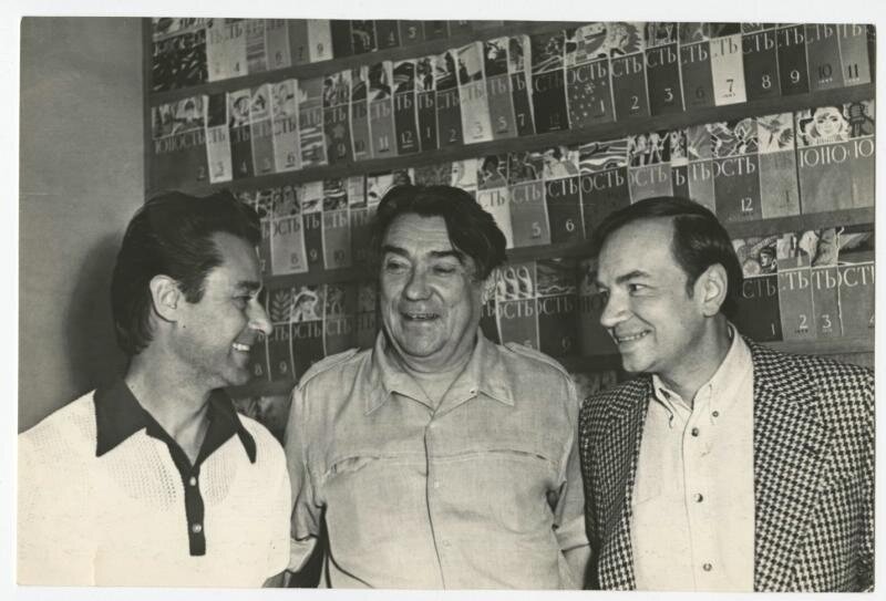 Борис Полевой в редакции "Юности" с Андреем Дементьевым и Андреем Вознесенским 