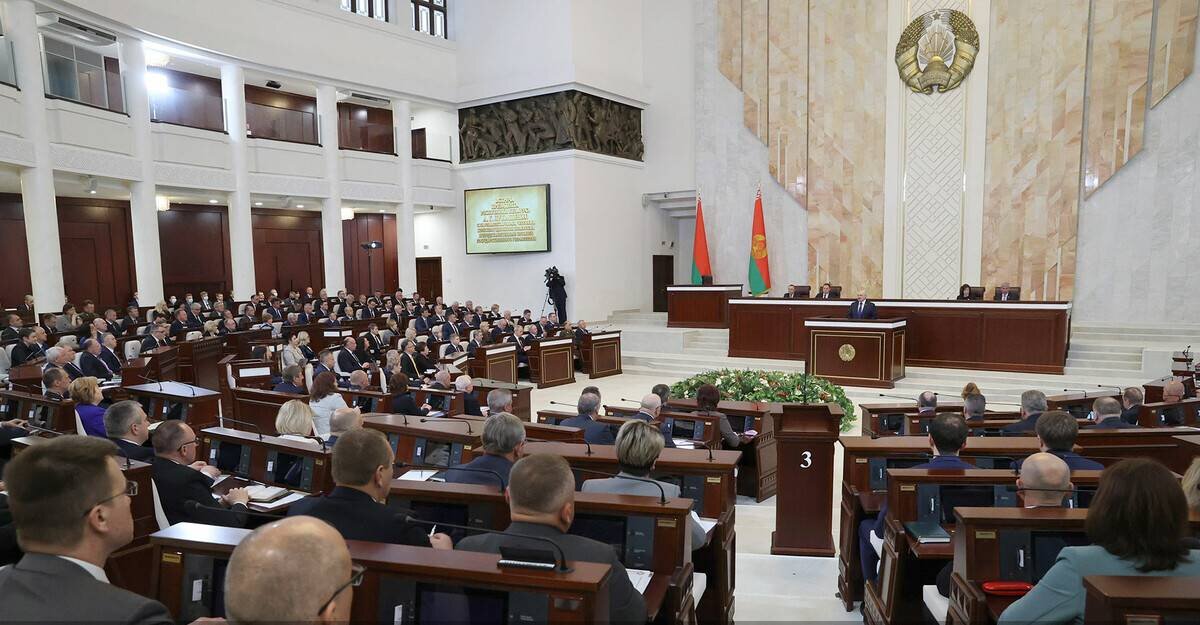 26 мая Лукашенко выступил в Овальном зале Белорусского парламента, а потом отвечал на вопросы