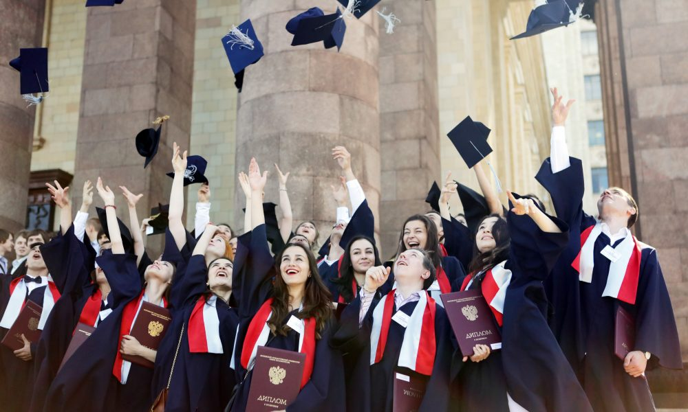 Высшее. Выпускник вуза. Высшее образованеи в Росс. Выпускники института. Современный выпускник вуза.