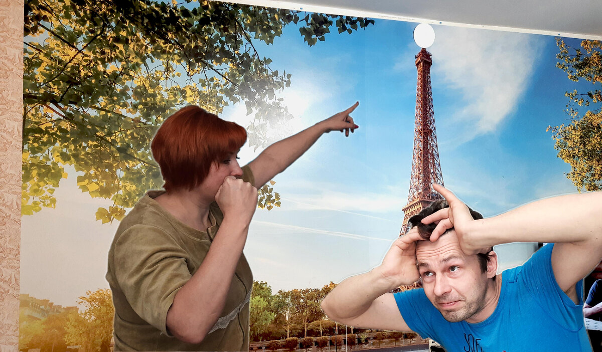 Крышка распределительной коробки на фотообоях. Попала как раз на шпиль Эйфелевой башни