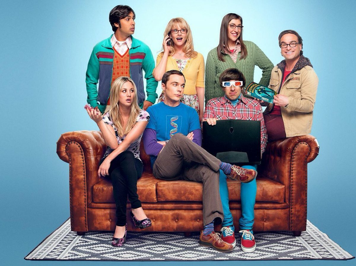 Куда уж без этого классного и популярного сериала. Уверена, что большая половина земного шара наслышана о нем, но если кто-то пропустил, не побоюсь этого слова "шедевр", то советую запастись вкусной едой и отправиться в сериальный запой. Главными героями являются молодые физики Леонард Хофстедтер и Шелдон Купер, инженер Говард Воловиц и астрофизик  Раджеш Кутраппали. Все они самые обычные типичные ботаники, представители гик-культуры, у которых не ладятся отношения с девушками, но их жизнь круто меняется , когда у Леонарда и Шелдона появляется новая соседка Пенни. В "ТБВ" куча различных пасхалок, запоминающихся персонажей и интересных фактов из мира науки, а также необычные ситуации, в которые то и дело попадают герои. 