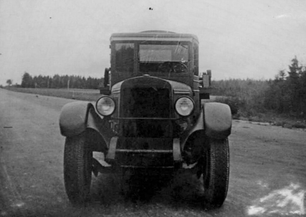 Опытный бензовоз ЗИС-10 с полуприцепом-цистерной Б-ППД