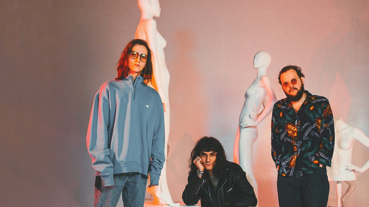 В саундтрек вошли песни Mother и Run