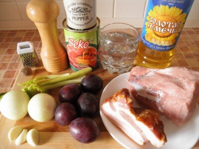 Ингредиенты : свинина мякоть - 400гр , сырокопчёный бекон - 100-150гр , лук - 1шт , 2 стебля сельдерея,  2-3 зубчика чеснока, 