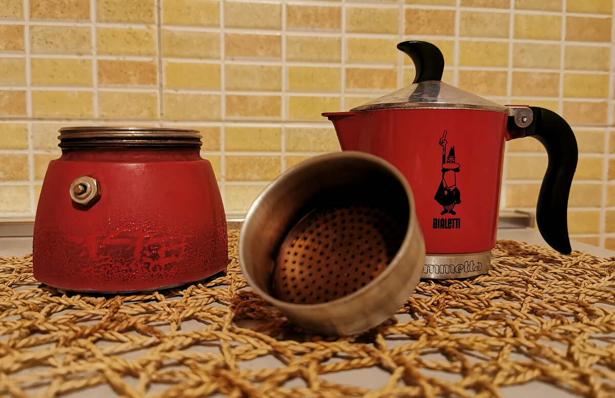 Гейзерная кофеварка состоит из трех частей