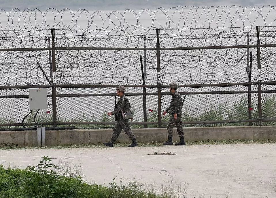 Граница между северной и южной. Демилитаризованная зона КНДР. Демилитаризованная зона Южная Корея. Граница Северной и Южной Кореи. Демилитаризованная зона между Северной и Южной Кореей.