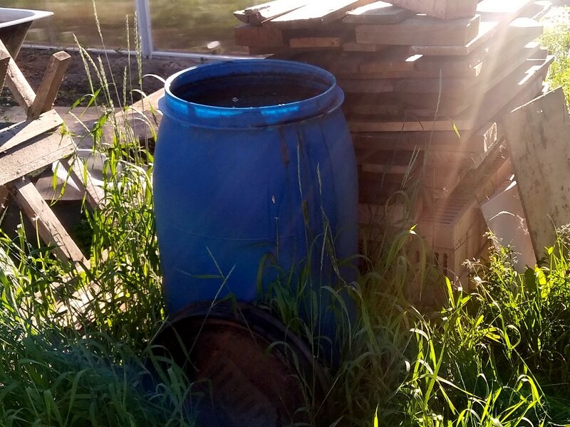 Бочка с органическим удобрением