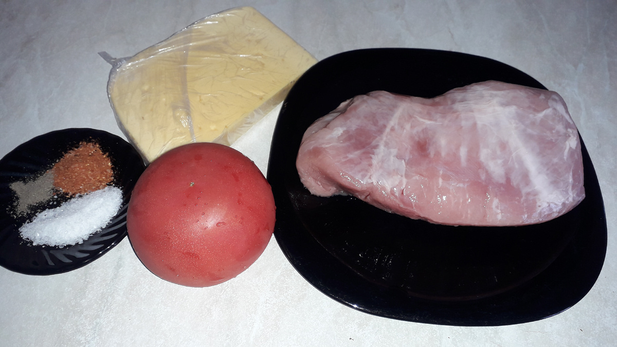 Для приготовления отбивных нам понадобится: свинина-500 гр.,помидоры-1-2 шт.,майонез,сыр-100гр.,соль,специи (по  вкусу).