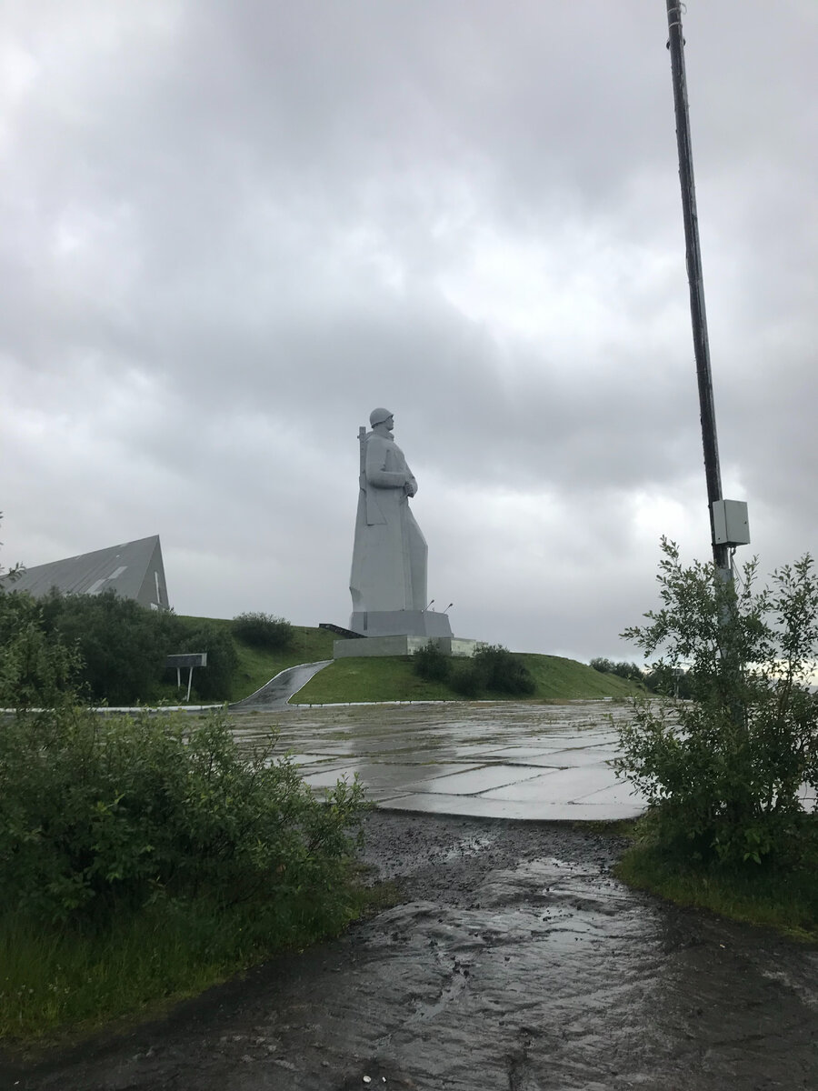 Мемориал «Защитникам Советского Заполярья» и наглядно мурманская земля