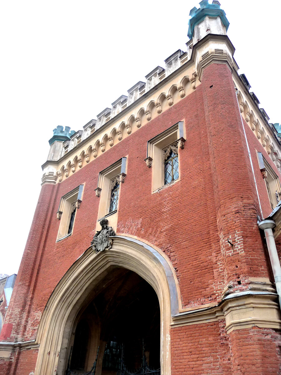 Императорские "Готические конюшни"