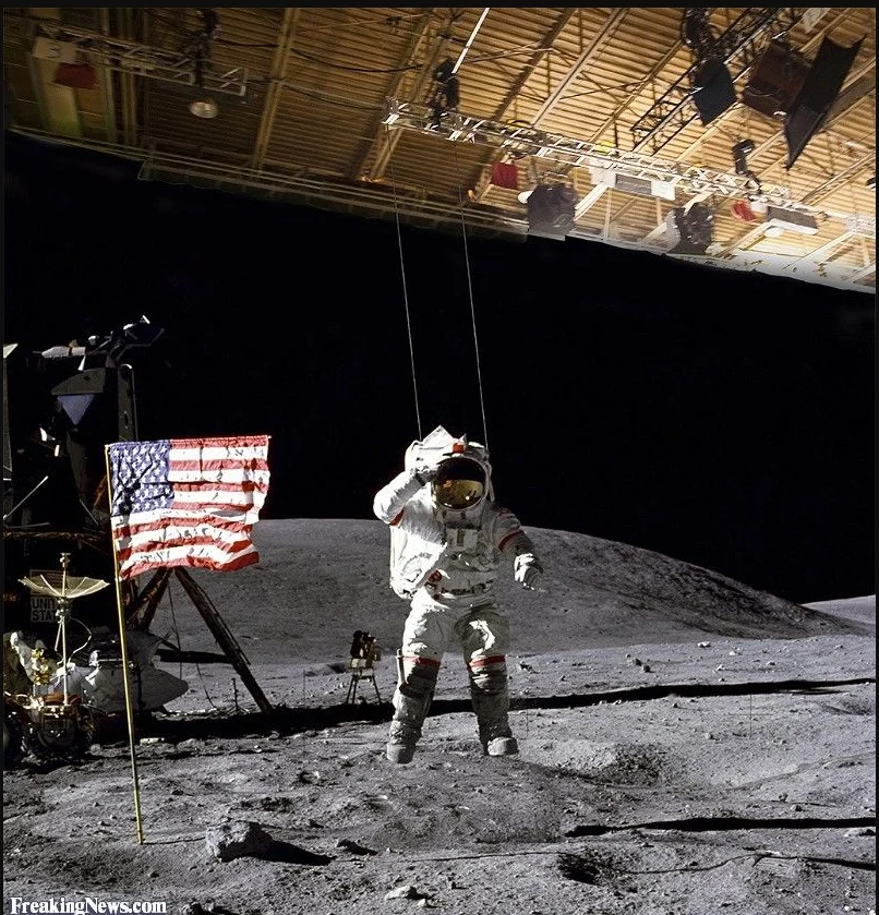 Космонавты высадились на луне. Лунная афера американцев. Американцы на Луне. Полет американцев на луну. Американцы были на Луне.