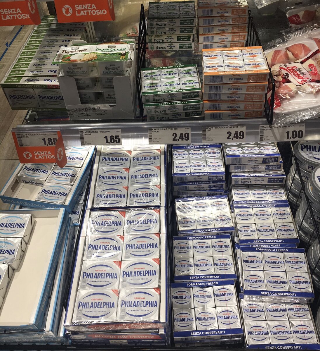 Сыр «Филадельфия».  Наиболее известная в Америке марка этого сыра носит название «Филадельфия» и принадлежит американской компании Крафт Фудс. Этот сыр выпускается с 1872 г., название получил в честь города Филадельфии, который в то время был известен едой отменного качества (Фото автора)