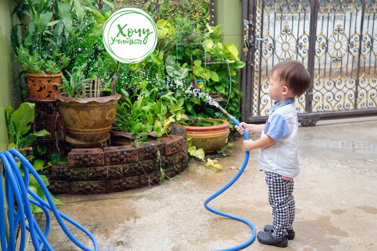 Наверное, у них есть сад или огородик, где дети ухаживают за растениями? НЕТ. Не работать детеныш ходит.