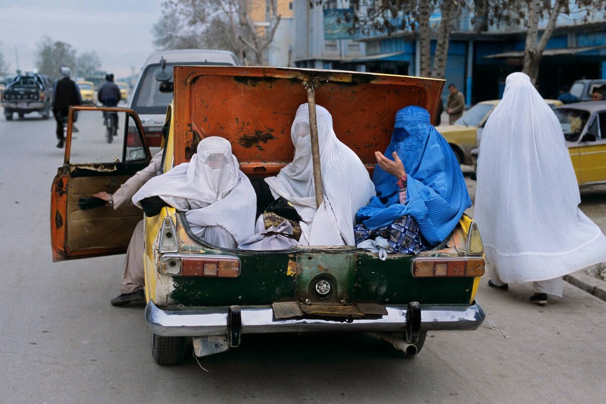 Steve McCurry. Mazar-e Sharif, Afghanistan, 2002. 