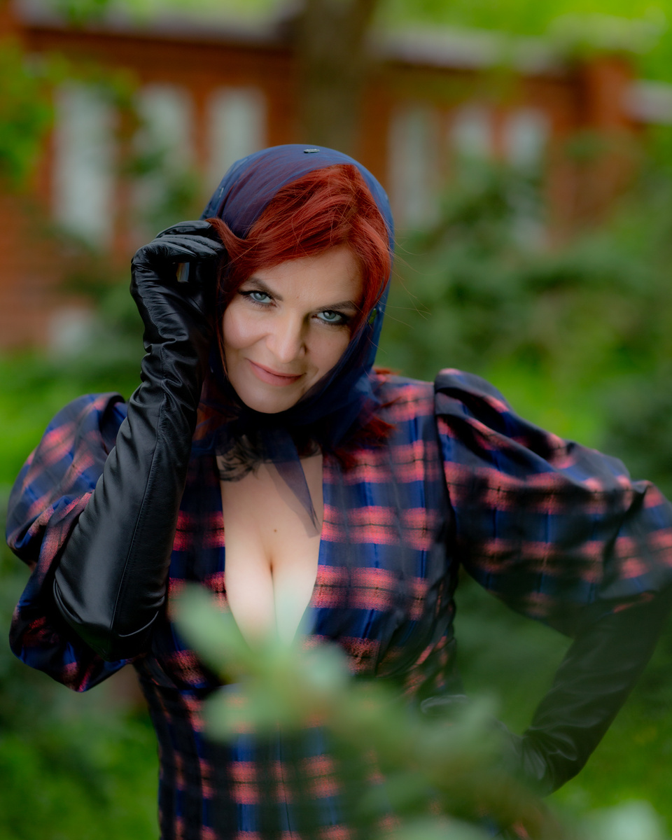 Светлана Леймах - сертифицированный коуч по развитию личности и масштабированию бизнеса; участник научно-исследовательского проекта GO-RA; основатель центра развития сверхспособностей человека «ИНЫЕ»; регрессолог, гипнотерапевт; светский эзотерик; автор энерготехник по работе с подсознанием; мастер финансовых энергопрактик; автор уникальных колод таро и оракулов; магический парфюмер; колумнист научных и глянцевых СМИ.