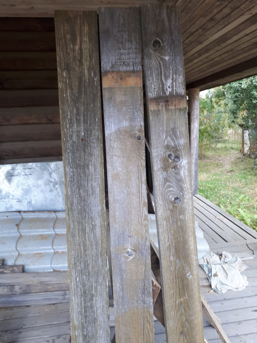 Когда я рассказывал о заборе, то забыл показать фото того, как мы обрабатывали доски. Покажу тут. Вот примерно так выглядят старые заборные доски.