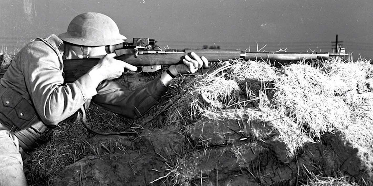 Советские снайперы отрабатывают действия в засаде