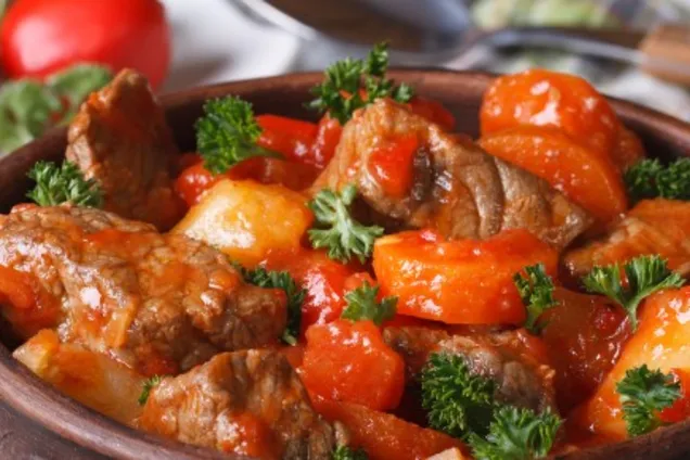 Тушеная телятина с овощами на сковороде 