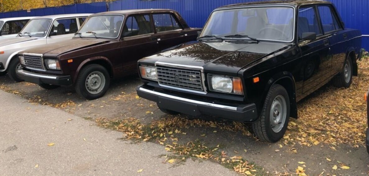 Стройный ряд, якобы, новых ВАЗ 2107.