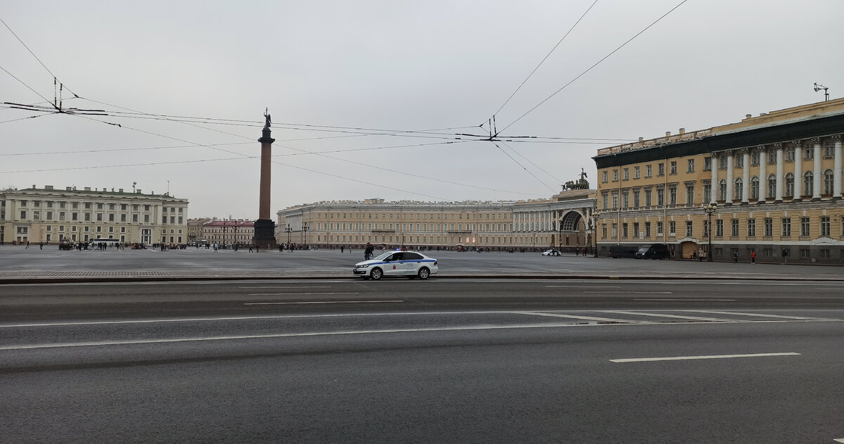 Дворцовая площадь со строны Александровского сада