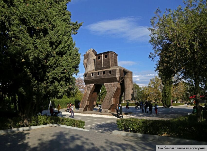 Конь национального парка «Троя», построенный для туристов. Источник – https://clck.ru/YgPFx 