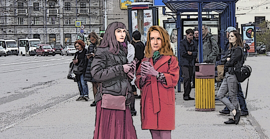 Дамы беседуют в ожидании автобуса. Иллюстрация