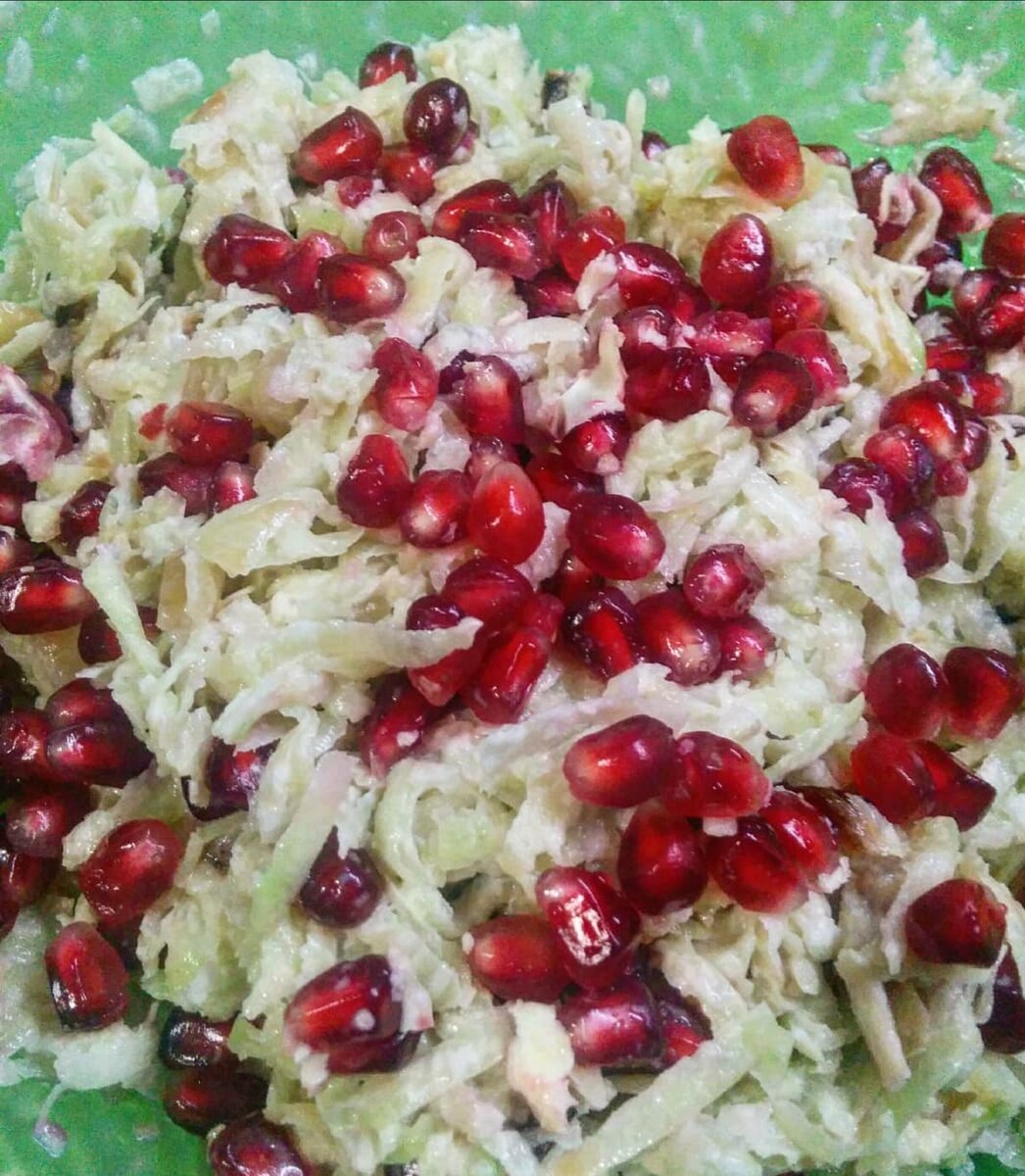 Салат из лобы, граната и жареного лука можно делать с маслом, сметаной или майонезм