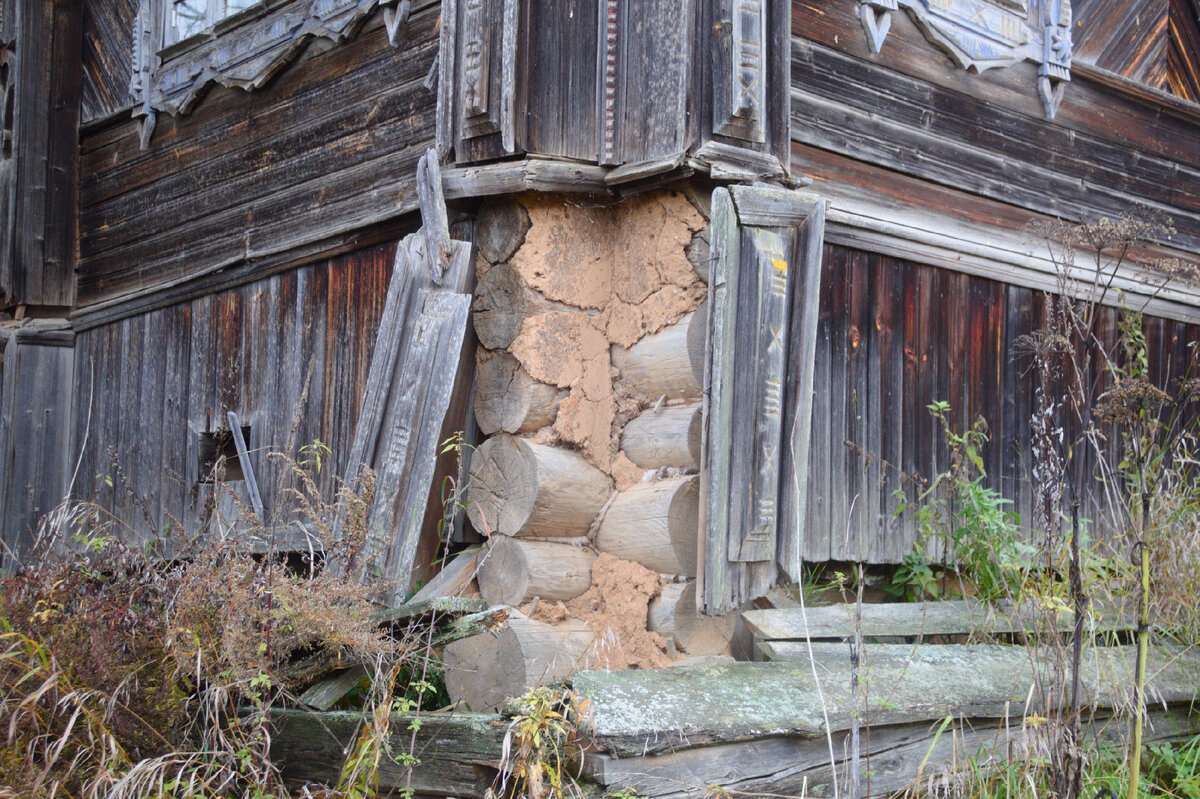 Фундаментов у домов нет, стоят на глинистой почве.