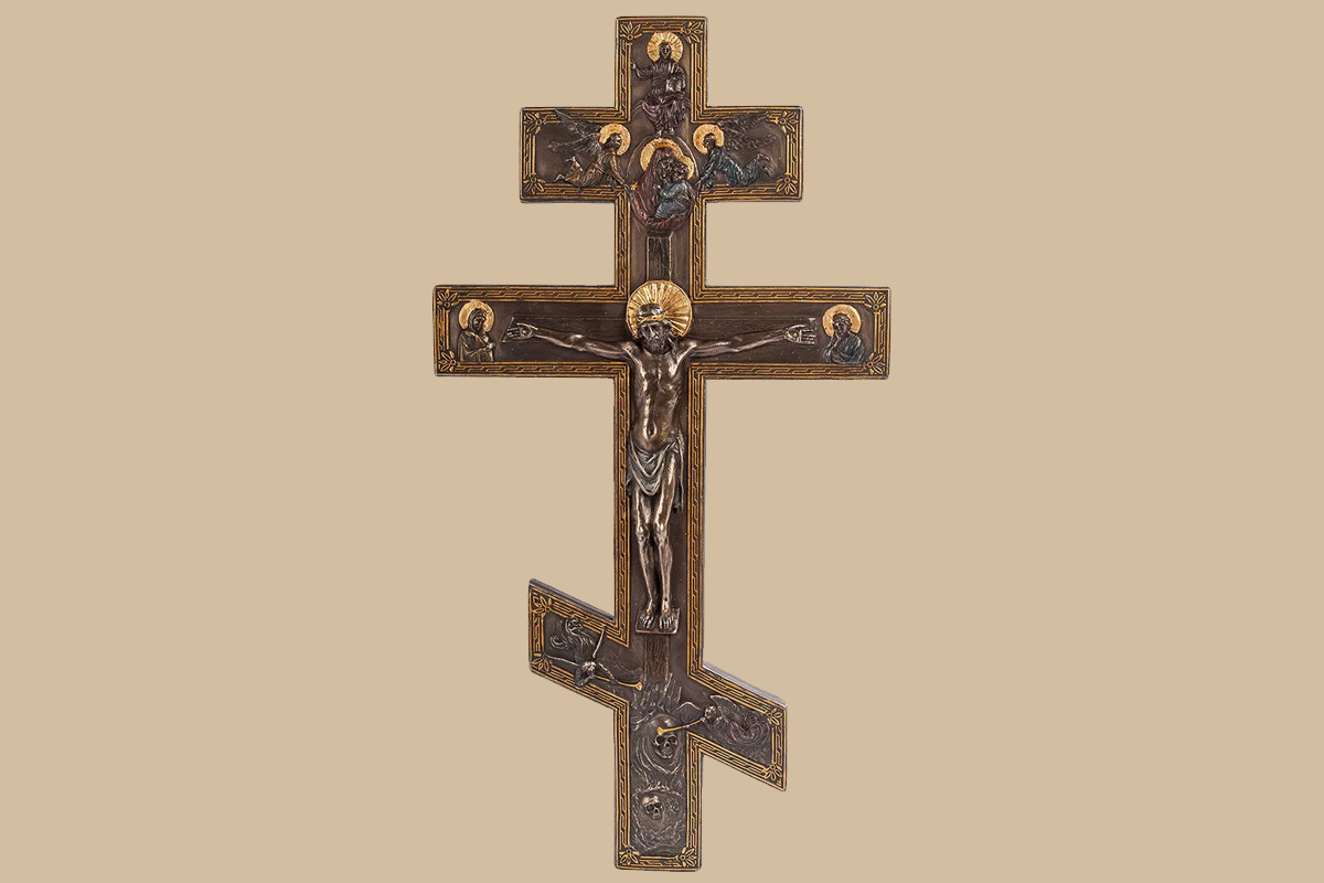 в какую сторону православный крест. надписи на нательных крестиках. наклонная перекладина на православном кресте. символы на нательном кресте. символика православного креста.