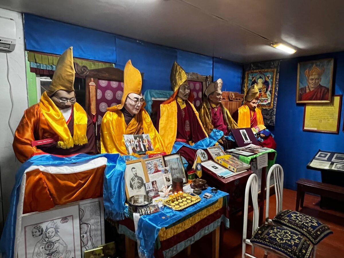 Восковые фигуры лам в доме-музее Агвана Доржиева