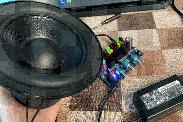 Видно, что мощности усилителя динамику хватает.