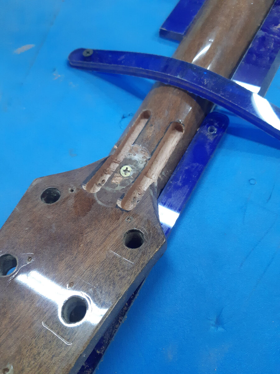 Сложный ремонт перелома головки грифа на акустической гитаре. | Андрей ...