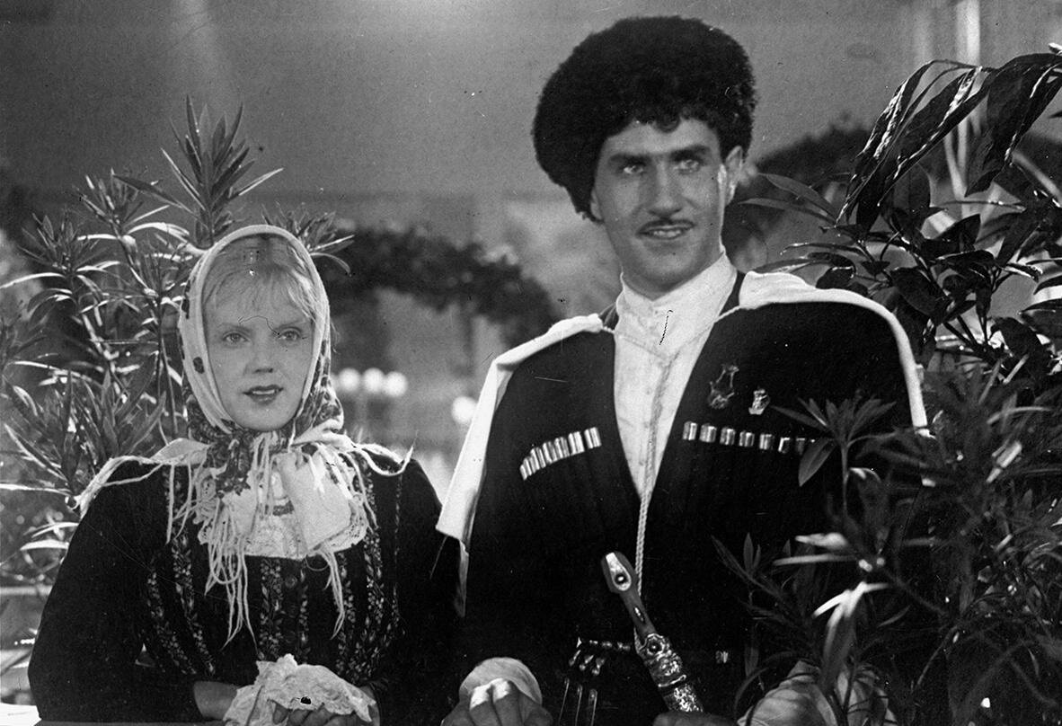 Кадр из фильма «Свинарка и пастух» (1941). Скриншот.