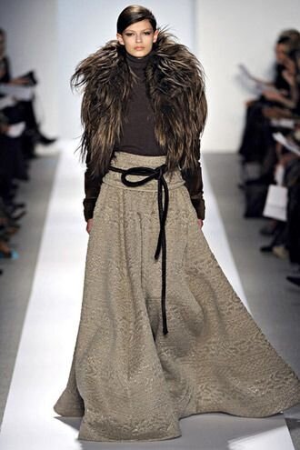 Здесь юбка с короткой верхней одеждой. Да, она не застегнута, но контраст между нею и водолазкой невелик, значит если застегнуть, то хуже не станет. 