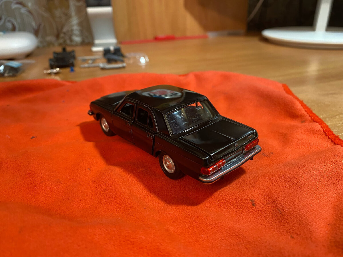 Состояние ЛКП было неоднозначным - вроде нормально, а вроде и нет. Кроме того, сам цвет - черный - смотрелся в комплекте с таким же черным салоном - бедно. 