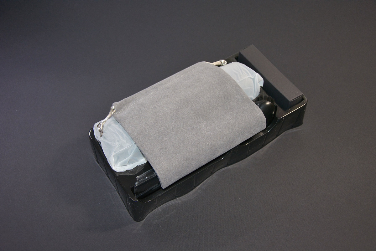 Содержимое комплекта аккуратно уложено в пластиковый блистер с ячейками. Отдельный респект за чехол для хранения пылесоса и принадлежностей. 