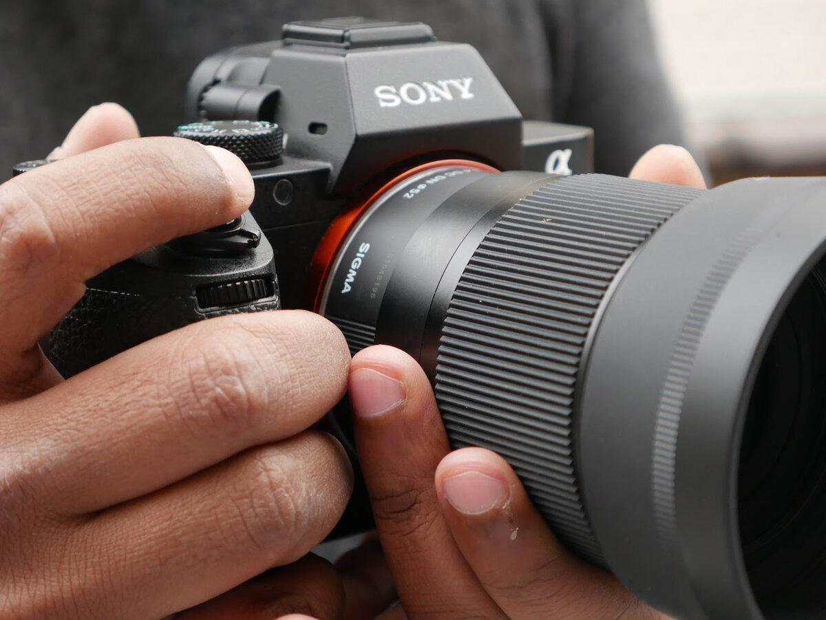 Классные объективы для Sony есть не только у самой Sony, но и у Sigma, Tamron, Venus Optics и других производителей. Фотография: adorama.com