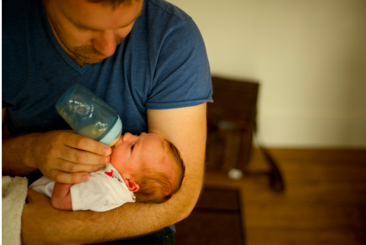 Папа кормит малыша. How to Care for a Baby. Мама кормит ребенка из бутылочки фото вдали. Feeding, Artificial feeding and complementary feeding of Newborns;.