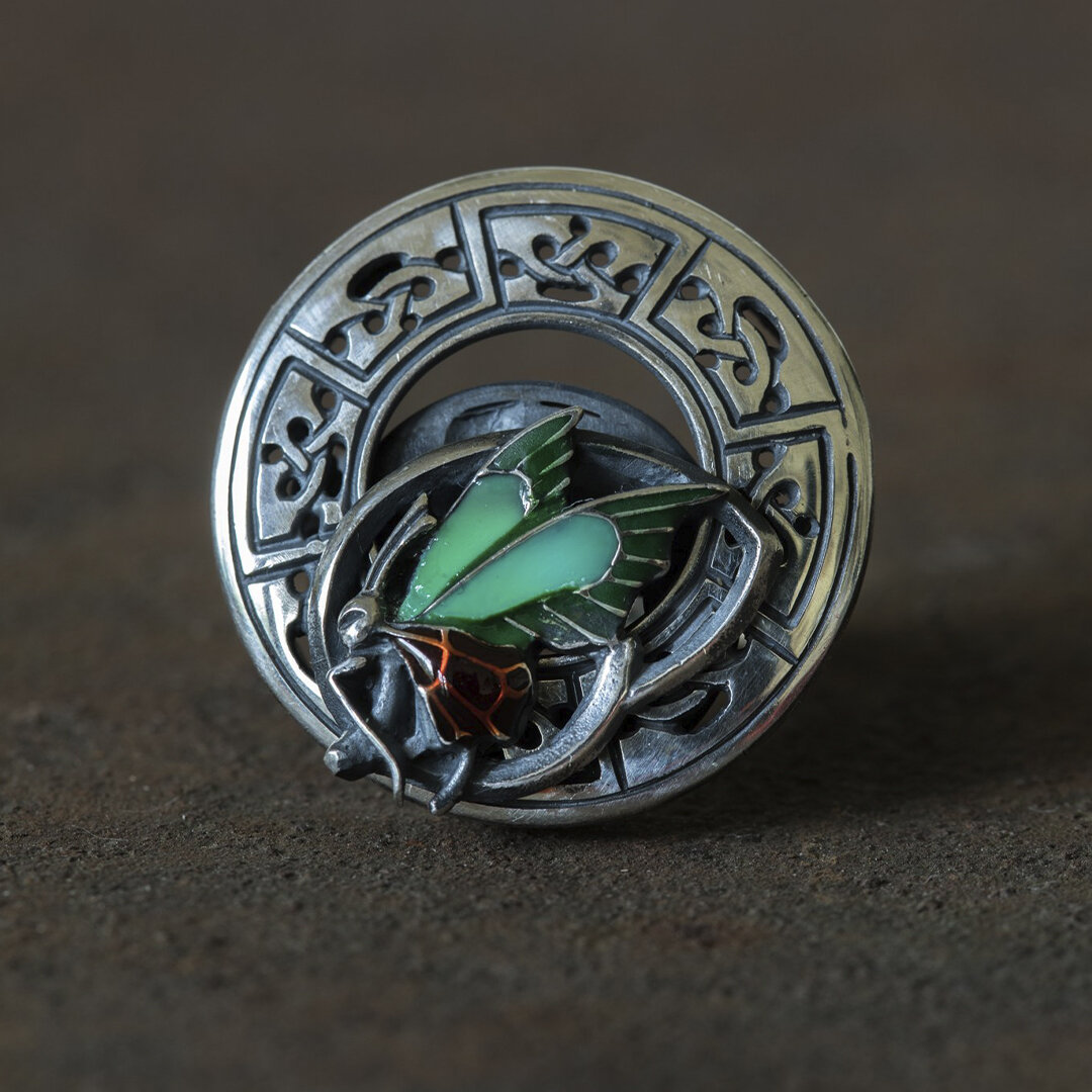 Кольцо Мотылек В дизайне кольца  сочетаются японские мотивы и кельтский орнамент. Металл белого цвета, эмаль, подвижный элемент.