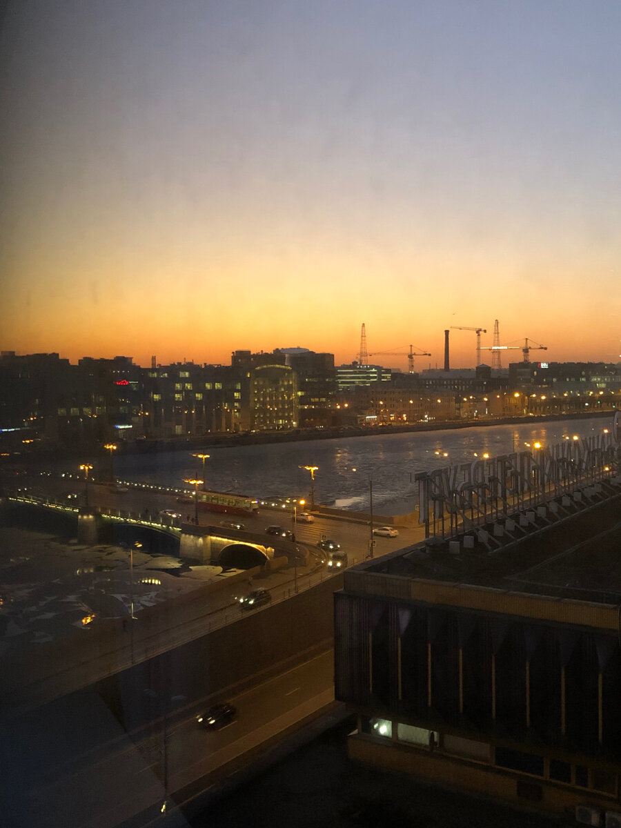 Вид из 582 номера отеля «Санкт-Петербург».